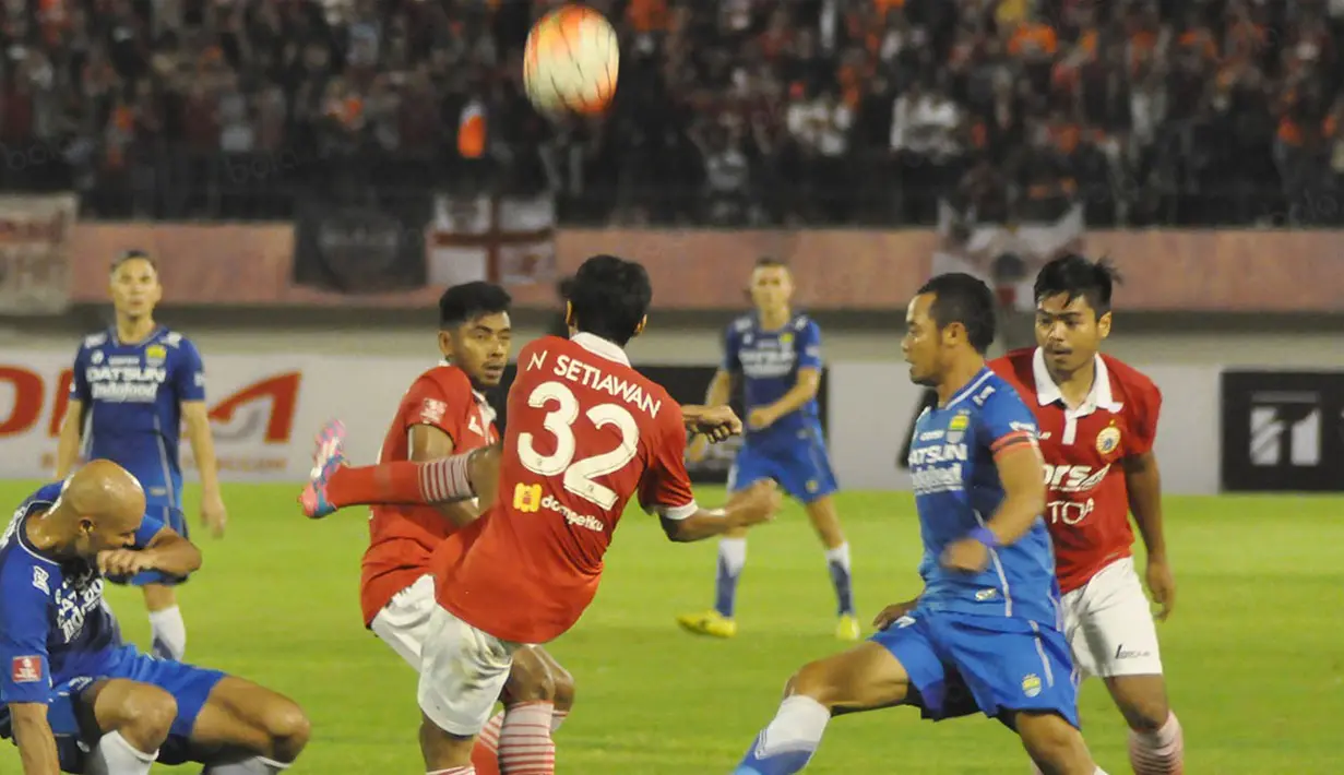 Para pemain Persib Bandung dan Persija Jakarta berebut bola pada laga Torabika Soccer Championship 2016 di Stadion Manahan, Jawa Tengah, Sabtu (5/11/2016). Kedua tim bermain imbang 0-0. (Bola.com/Romi Syahputra)
