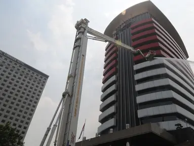 Petugas pemadam kebakaran memadamkan api saat simulasi penanggulangan kebakaran di gedung KPK, Jakarta, Jumat (14/9). Kegiatan itu untuk memberikan pelatihan dan edukasi kepada seluruh pegawai yang berada di gedung KPK (Merdeka.com/Dwi Narwoko)