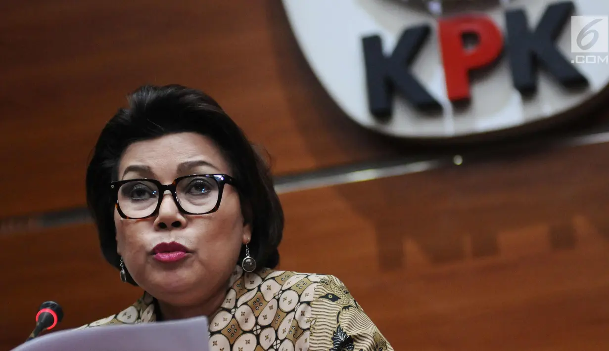 Wakil Ketua KPK, Basaria Panjaitan menyampaikan keterangan OTT Bupati Nganjuk Taufiqurrahman saat rilis di Gedung KPK, Jakarta, Kamis (26/10). KPK menyita uang Rp 298.020.000,- dan menetapkan lima orang tersangka. (Liputan6.com/Helmi Fithriansyah)
