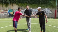 Striker Muda Milan, Hachim Mastour Kalah Tantangan Freestyle dari Marco Materazzi (C) redbull.com