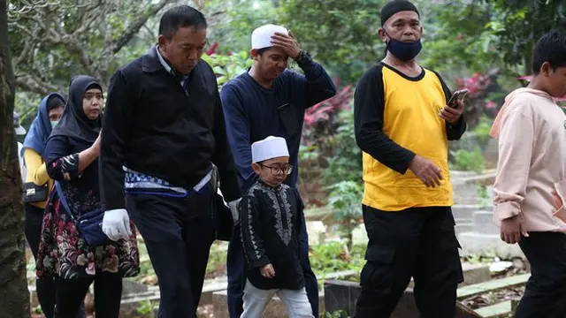 Meninggal Karena Stroke, Ini 7 Potret Haru Daus Mini di Pusara Ayahnya