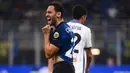 Inter memperoleh tendangan bebas pada menit ke-22 usai Edin Dzeko dilanggar Jose Luis Palomino. Tendangan bebas yang dilepaskan Hakan Calhanoglu masih membentur pagar betis yang dibangun para pemain Atalanta. (AFP/Marco Bertorello)