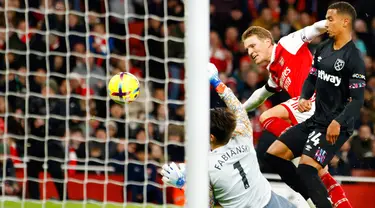 Pemain Arsenal Martin Odegaard (kedua kanan) menendang bola saat melawan West Ham United pada pertandingan sepak bola Liga Inggris di Emirates Stadium, London, Inggris, 26 Desember 2022. Arsenal mengalahkan West Ham United dengan skor 3-1. (AP Photo/David Cliff)