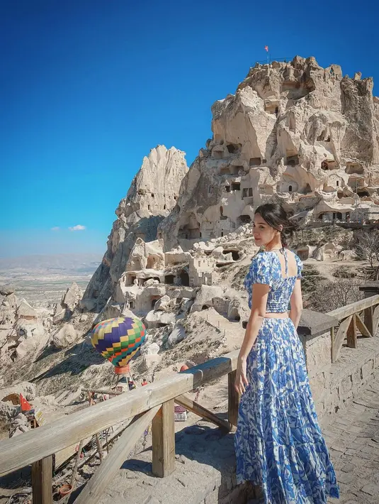 Two piece resort wear bermotif dengan warna biru cerah seperti yang dikenakan Anya Geraldine adalah pilihan sempurna untuk membuat foto menjadi lebih hidup. [@anyageraldine]