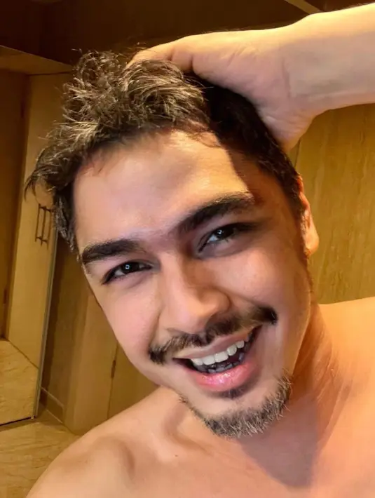 <p>Tubuh prima, wajah ganteng, dan karir yang tetap eksis hingga kini membuat Thomas Djorghi jadi tua tua keladi, makin tua makin jadi. (FOTO: instagram.com/thomasdjorghi/)</p>