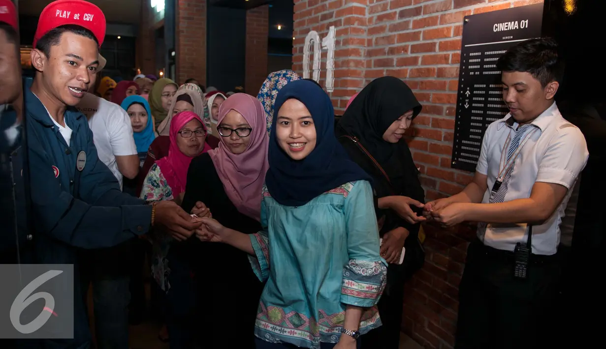 Penonton memasuki bioskop bersiap nonton bareng Surga Yang Tak Dirindukan 2 di CGV Blitz GI, Jakarta, Minggu (12/2). Cinemaholic dan Cadbury gelar nonton bareng Surga Yang Tak Dirindukan 2. (Liputan6.com/Gempur M. Surya)