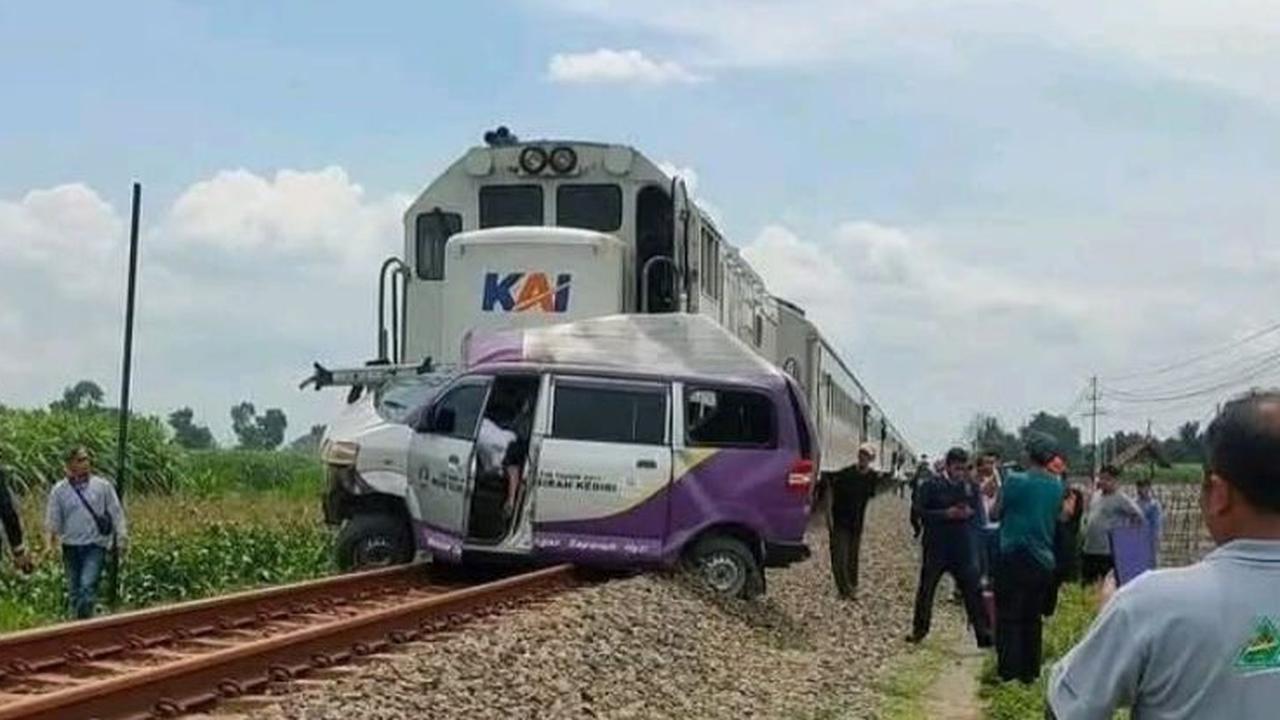 Usai Antar Jenazah, Ambulans RSUD Gambiran Kediri Ditabrak KA Matarmaja hingga Ringsek Tewaskan Sopir