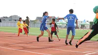 Perlombaan Estafet 5 x 80 meter mixed dalam kegiatan MilkLife Athletics Challenge Seri 2 2025 yang digelar di Supersoccer Arena, Kudus, Jawa Tengah, Sabtu (29/11/2025). (Bola.com/Bakti Olahraga Djarum Foundation)