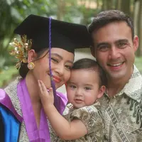 Laura Theux Tampil Look Bali saat wisuda. [@laura_theux]