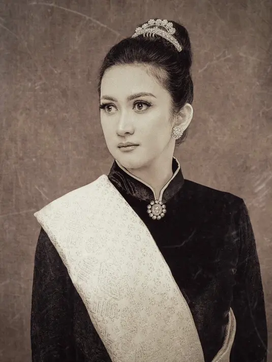 Nafa Urbach merepresentasikan Cut Nyak Dhien dengan kebaya Janggan, dan kain songket melayu. Ia tampil begitu memukau lengkap dengan tatanan rambut khasnya.   [Foto: yudajulianofficial]