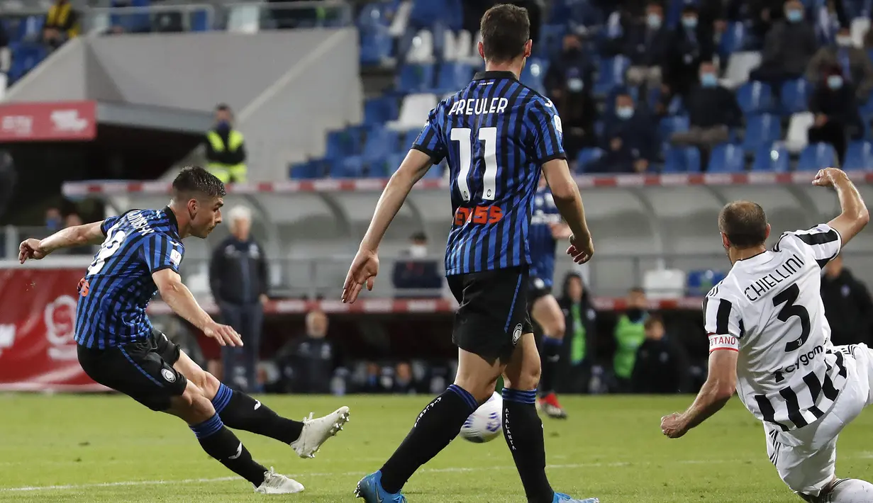 Gelandang Atalanta, Ruslan Malinovskyi (kiri) melepaskan tendangan yang berbuah gol penyeimbang 1-1 ke gawang Juventus dalam laga final Coppa Italia 2020/2021 di Mapei Stadium, Rabu (19/5/2021). Atalanta kalah 1-2 dari Juventus. (AP/Antonio Calanni)