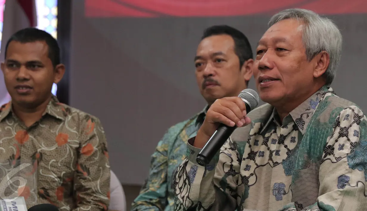 Dirut Semen Indonesia Suparni, Deputi BUMN Fajar Harry Sampurno dan Dirut Samana Citra Agung Deni Fahlevi (ka-ki) di Jakarta, (17/3).Ini guna memperluas kapasitas produksi dengan membangun kapasitas baru di wilayah Sumatra.  (Liputan6.com/Angga Yuniar)