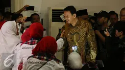 Cagub DKI Jakarta, Basuki Tjahaja Purnama (kanan) menyalami Relawan Nusantara saat menghadiri peringatan Maulid Nabi Muhammad SAW 1438H di Jakarta, Minggu (15/1). Acara dihadiri ratusan anggota Relawan Nusantara. (Liputan6.com/Helmi Fithriansyah)