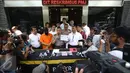 Kabid Humas Polda Metro Jaya Kombes Awi Setiyono menunjukkan barang bukti serta tersangka kasus videotron porno di Prapanca, Kebayoran Baru, berinisal SAR, saat rilis kasus videotron di Polda Metro Jaya, Rabu (5/10). (Liputan6.com/Immanuel Antonius)