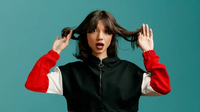 Ilustrasi Potongan Rambut untuk Dahi Lebar (credit: stoccking/freepik)