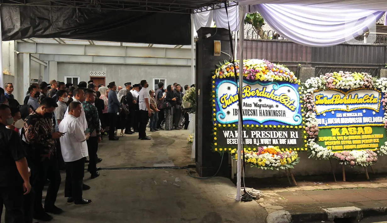 uasana rumah duka Kepala Staf Presiden Moeldoko saat melepas keberangkatan almarhumah Koesni Harningsih di Jalan Terusan Lembang Nomor D54, Menteng, Jakarta, Minggu (12/3/2023). Istri Kepala Staf Presiden (KSP) Moeldoko tersebut meninggal dunia di usia 63 tahun setelah menjalani perawatan di ICCU RSPAD Kartika Gatot Subroto dan rencananya akan dimakamkan di Taman Makam Pahlawan Bahagia, Tangerang Selatan. (Liputan6.com/Angga Yuniar)