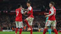 Pemain Arsenal, Bukayo Saka (kiri), merayakan kemenangan yang didapat timnya atas Wolves pada lanjutan Liga Inggris 2025/2026 di Emirates Stadium, Minggu (14/12/2025) dini hari WIB. (AP Photo/Richard Pelham)