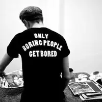 Nih, contoh lima orang iseng ini. Maksimal gayanya!