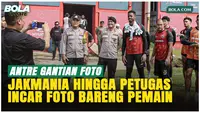 Momen Jakmania dan Polisi Foto Bareng Pemain Persija Jelang Lawan Persib