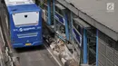 Penampakan Halte Transjakarta Simprug usai tertabrak truk kontainer, Jakarta, Kamis (19/4). (Merdeka.com/Iqbal Nugroho)