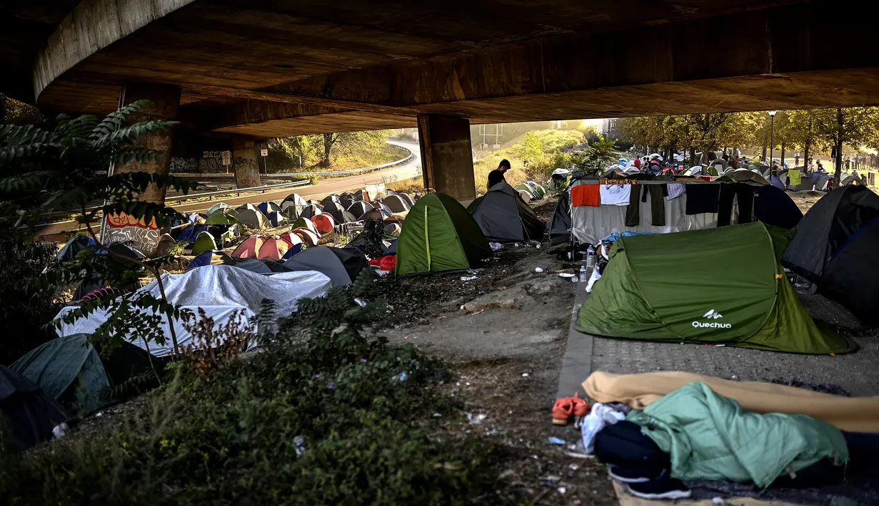 Pemandangan tenda-tenda para pencari suaka asal Afghanistan yang masih bertahan di kamp darurat di jalan raya A1 di utara pinggiran Kota Paris Saint-Denis (16/9/2020). (AFP/Christophe Archambault)