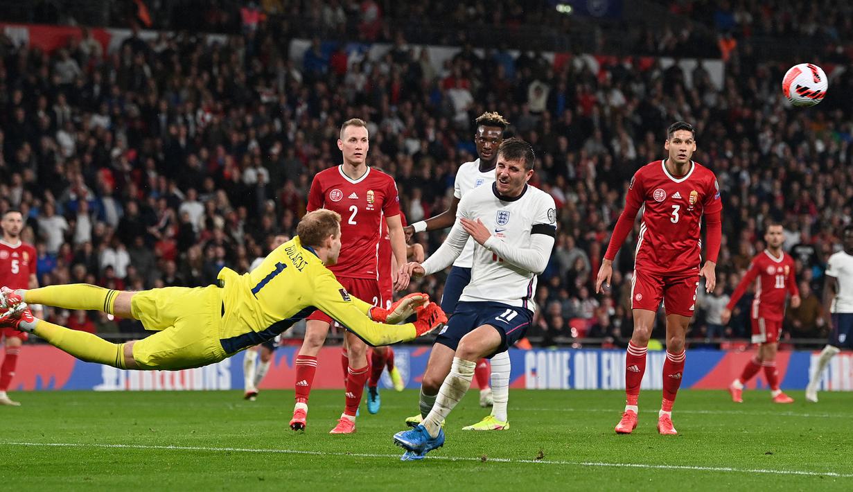 Peter Gulacsi lagi-lagi mementahkan peluang Inggris di pertengahan babak kedua melalui Mason Mount. (AFP/Ben Stansall)