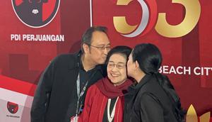 Momen Kompak Puan-Prananda Cium Megawati saat HUT ke-53 PDI Perjuangan