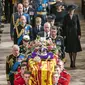 Raja Charles III dan anggota keluarga Kerajaan mengikuti di belakang peti mati jenazah Ratu Elizabeth II, terbungkus Standar Kerajaan dengan Mahkota Negara Bagian dan tongkat kerajaan, seperti yang dilakukan di Westminster Abbey setelah Pemakaman Kenegaraannya, di London , Senin (19/9/2022). Peti mati Ratu Elizabeth II dibawa ke Kastil Windsor setelah menjalani prosesi pemakaman kenegaraan di Westminster Abbey. (Danny Lawson/Pool Photo via AP)