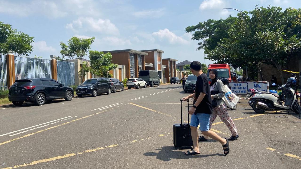 Pihak keamanan yang berjaga mengatakan, penghuni rumah yang tinggal di Klaster Visalia diizinkan masuk secara terbatas. Mereka dibolehkan dengan bergantian untuk mengambil barang diperlukan.<br>
