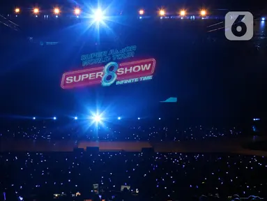 Suasana panggung Boy Band asal Korea Selatan, Super Junior saat konser bertajuk Super Junior World Tour - Super Show 8 Infinite Time in Jakarta di ICE BSD Tangerang, Sabtu (11/1/2020). Konser disaksikan ribuan penggemar. (Liputan6.com/Helmi Fithriansyah)