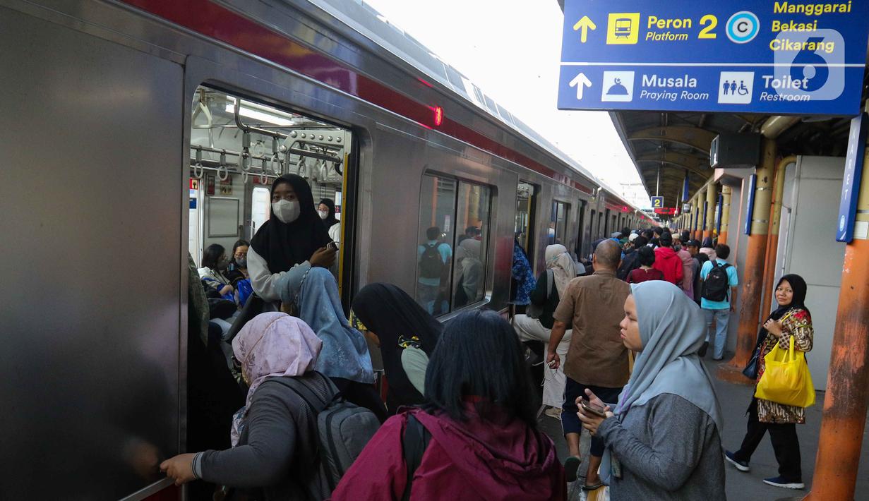 PT Kereta Api Indonesia (KAI) berencana untuk menutup operasional Stasiun Karet, Jakarta, untuk naik turun penumpang moda KRL Jabodetabek. (Liputan6.com/Herman Zakharia)