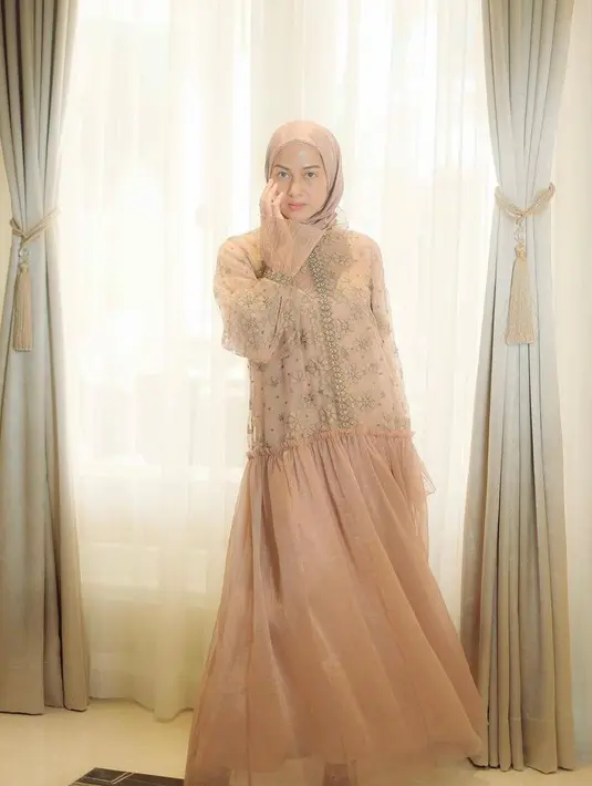 Model gamis tulle dengan aksen payet juga memberikan tampilan yang elegan di Hari Raya. Lihat saja penampilan Nina Zatulini ini. (Instagram/ninazatulini22).