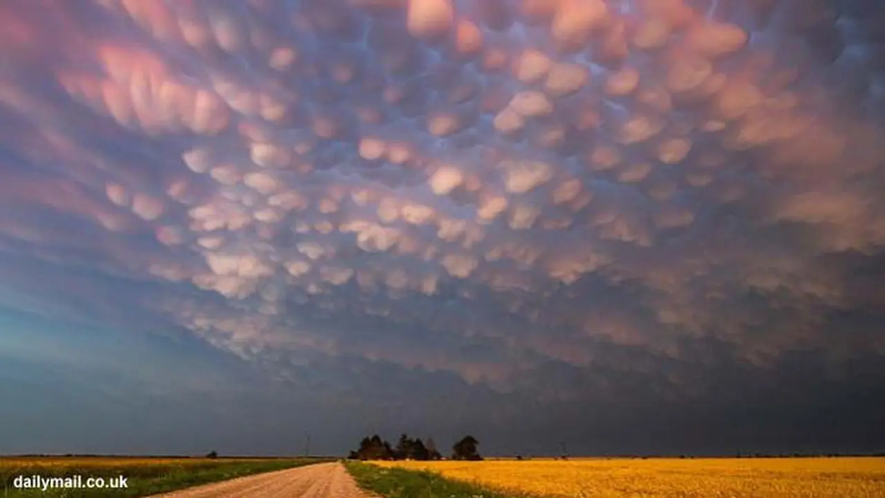 Awan berbentuk payudara. (Daily Mail)