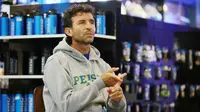 Pelatih Persib Bandung, Luis Milla, saat wawancara di Graha Persib, Bandung, Selasa (11/10/2022). (Bola.com/M Iqbal Ichsan)