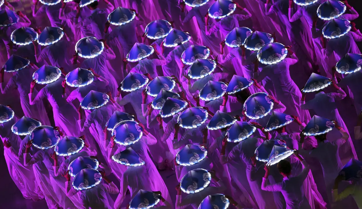 Para penari tampil pada upacara pembukaan SEA Games 2021 di Hanoi, Vietnam, 12 Mei 2022. SEA Games 2021 berlangsung dari tanggal 12 Mei hingga 23 Mei di Hanoi dan 11 provinsi terdekat. (AP Photo/Minh Hoang)