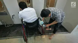 Penyandang disabilitas berwudu di tempat wudu khusus disabilitas Masjid El Syifa, Ciganjur, Jakarta, Senin (27/5/2019). Masjid El Syifa dilengkapi dengan fasilitas wudu dengan standar aman untuk para penyandang disabilitas. (Liputan6.com/Herman Zakharia)