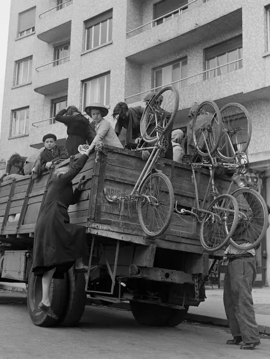 Warga Paris mamasukan barang-barang dan sepeda ke van yang digunakan sebagai transportasi umum, pada Oktober 1944 di Paris, beberapa bulan setelah Pembebasan Paris, selama Perang Dunia Kedua. (AFP Photo)