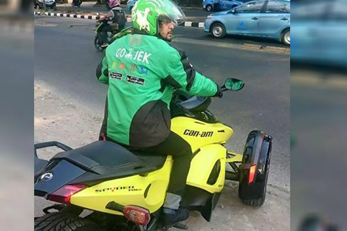 Unik, Tukang Ojek Ibu Kota Kendarai Can Am Spyder