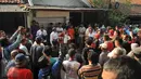 Sejumlah warga melakukan aksi penolakan pengosongan rumah aset kepemilikan PT KAI di Jalan Menara Air, Kelurahan Manggarai, Jakarta, Selasa (19/7). Hingga kini proses mediasi antara kedua belah pihak masih dilakukan. (Liputan6.com/Gempur M Surya)