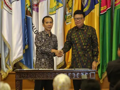 Mendagri Tjahjo Kumolo (kanan) bersalaman dengan Ketua Komnas HAM Nur Kholis usai menandatangani nota kesepahaman Pelaksanaan Tugas dan Fungsi dalam Bidang Pemajuan, Perlindungan dan Pemenuhan HAM, Jakarta, Senin (29/6/2015). (Liputan6.com/Faizal Fanani)