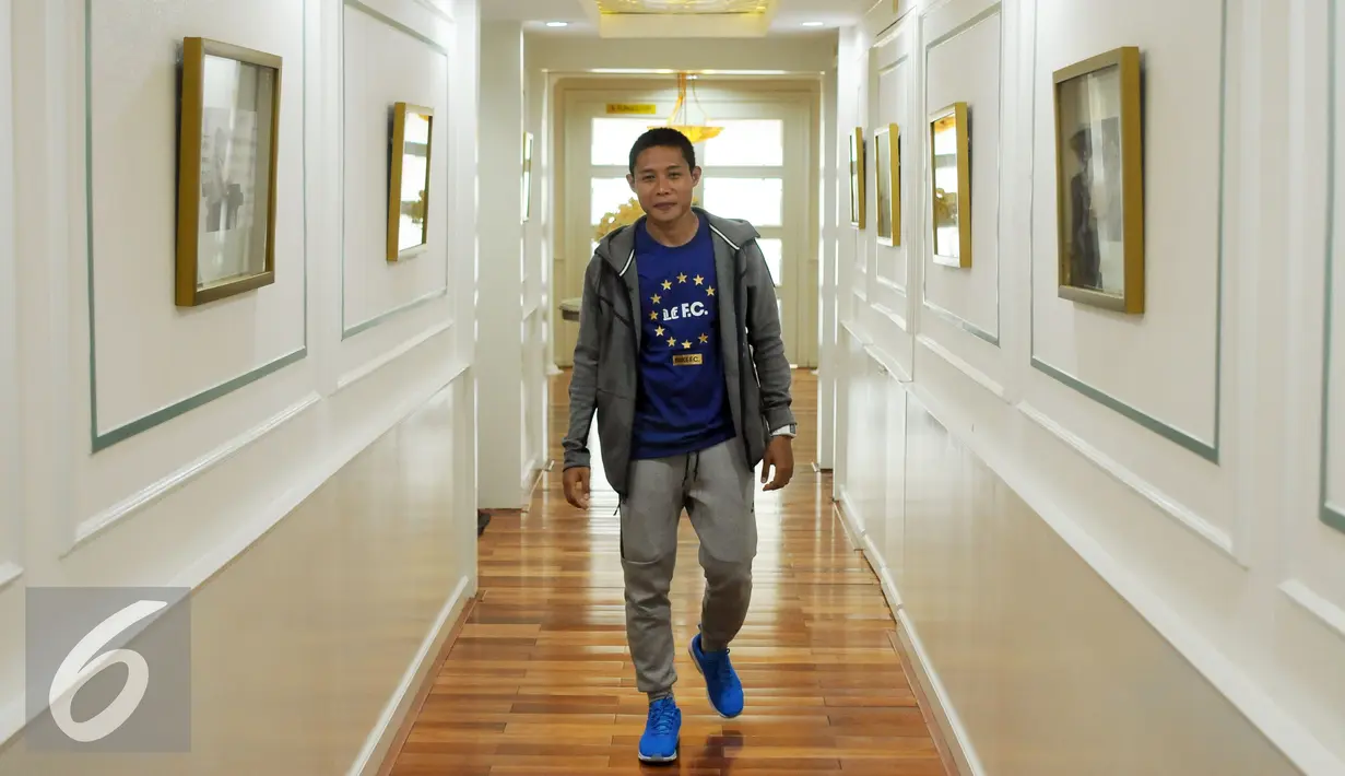 Pesepakbola Indonesia, Evan Dimas saat berada di kantor Kemenpora, Jakarta, Kamis (19/5/2016). Evan Dimas kembali ke Indonesia setelah sekitar empat bulan menimba ilmu di klubEspanyol, Spanyol. (Liputan6.com/Helmi Fithriansyah)