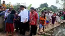 Kehadiran Jokowi di proyek waduk Kampung Rambutan membuat warga sekitar berdatangan sekedar ingin melihat atau mencium tangan Jokowi (Liputan6.com/Andrian M Tunay).