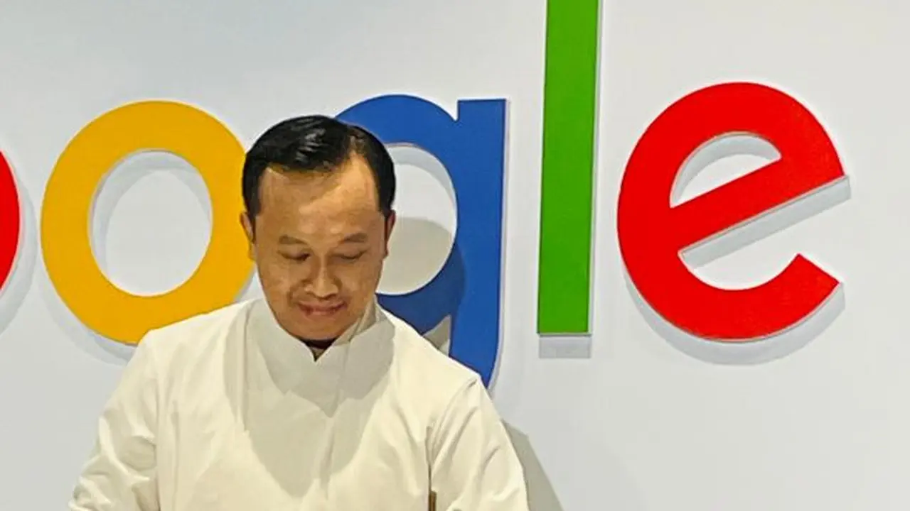 Gaya Bobby Kertanegara Pakai Kemeja Batik Koleksi Didit Hediprasetyo, Terima Penghargaan Paling Trending Sepanjang 2024