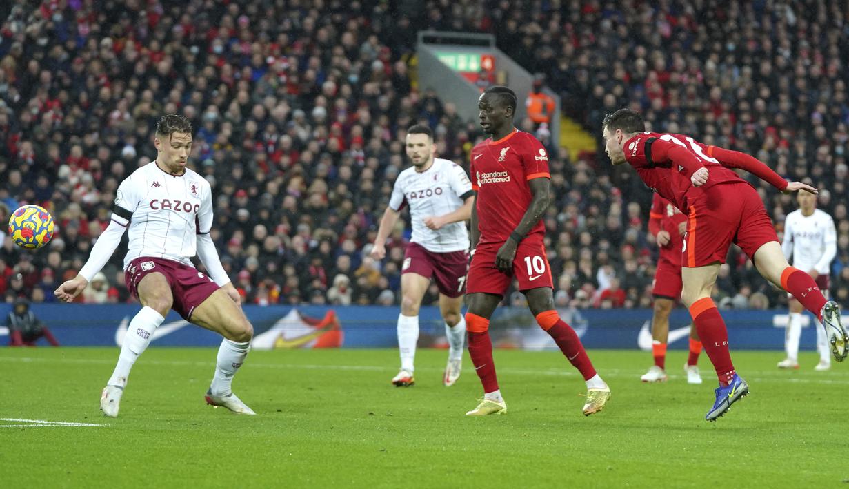 Pada menit ke-15 giliran Andrew Robertson yang mendapat peluang emas. Bola sundulannya usai menerima umpan silang Trent Alexander-Arnold masih mampu diantisipasi kiper Aston Villa, Emiliano Martinez. (AP/Jon Super)