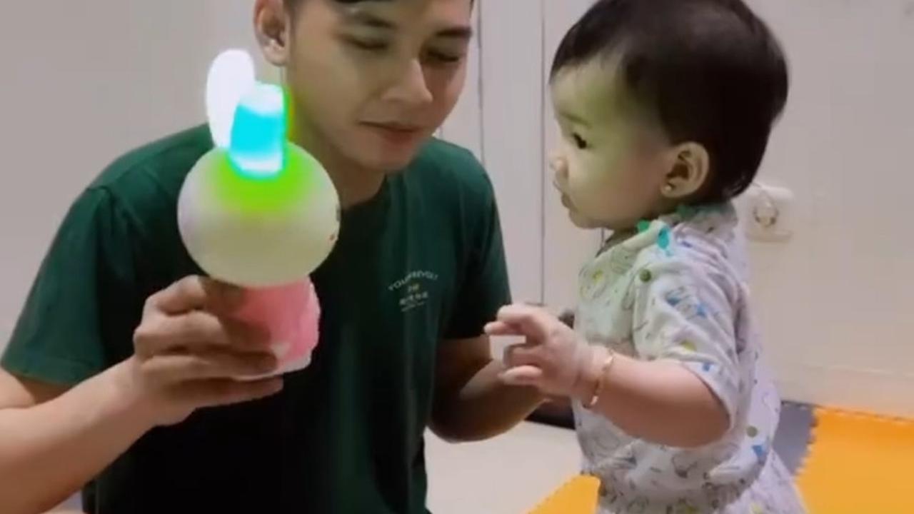 Dory Harsa Meluangkah Waktu Untuk Menjaga Anak di Rumah