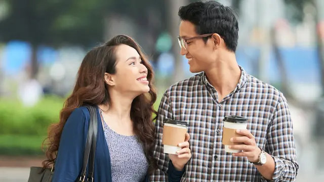 perempuan dan pasangan 17 juli tawa