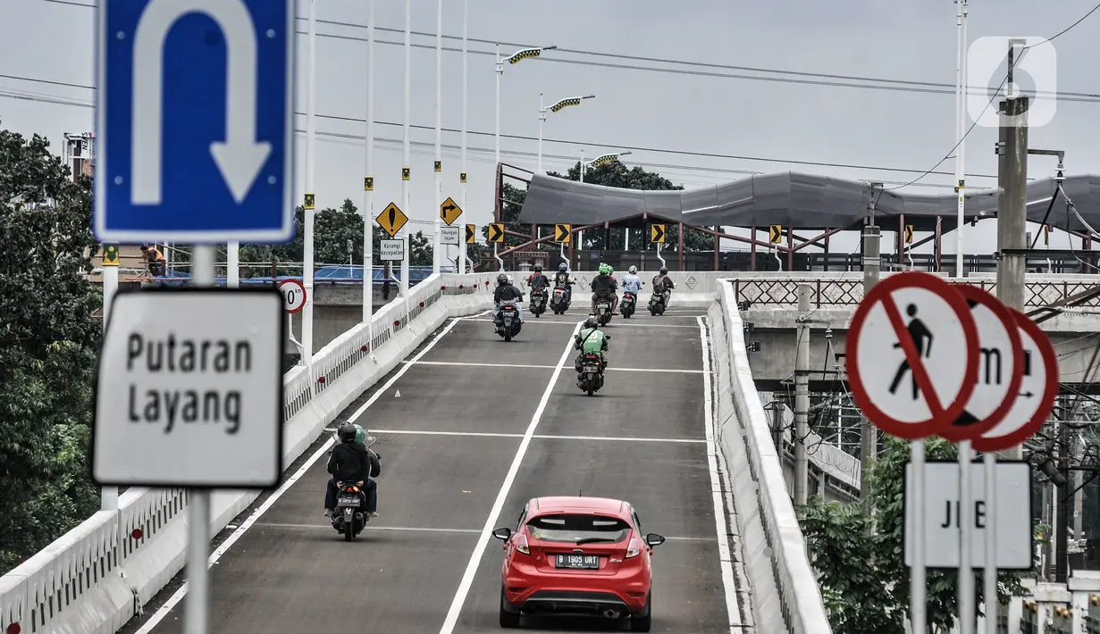 Sejumlah kendaraan melintasi melintasi jalan layang atau flyover Tanjung Barat, Jakarta, Minggu (31/1/2021). Uji coba flyover tapal kuda hari ini dimulai sejak pukul 08.00-21.00 WIB, sedangkan untuk dua hari ke depan dimulai pukul 06.00-21.00 WIB. (merdeka.com/Iqbal S. Nugroho)