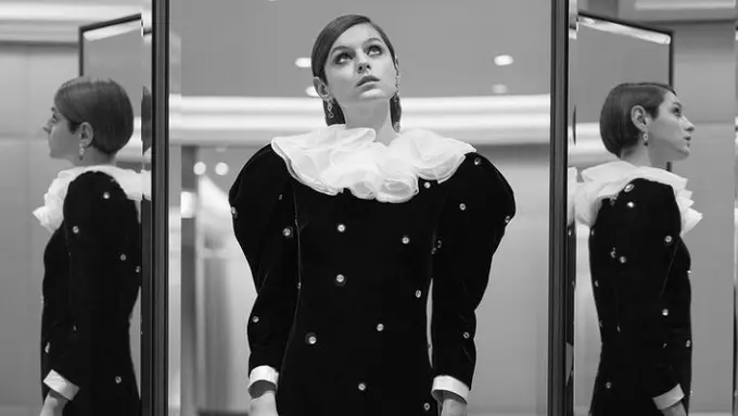 Emma Corrin, amalkan gaun rancangan Miu Miu yang ia kenakan di Golden Globe.