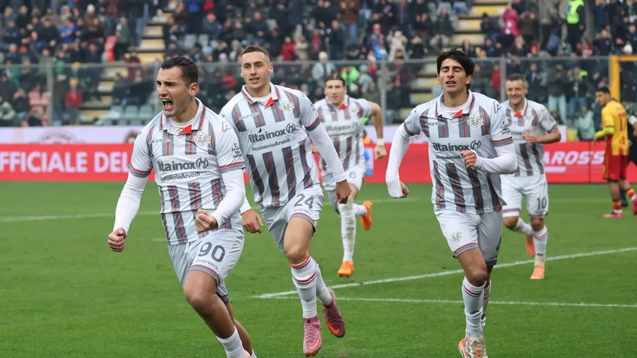 Federico Bonazzoli (kiri) merayakan golnya di laga Cremonese vs Lecce di pekan ke-14 Serie A 2025/2026 di Stadio Giovanni Zini, Minggu (08/12/2025). (Alberto Mariani/LaPresse via AP)