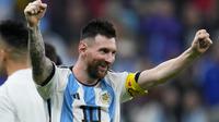 Argentina telah memastikan tiket ke final Piala Dunia 2022 setelah mengalahkan Kroasia 3-0 dalam babak semifinal ynag digelar Rabu (14/12/2022) dini hari WIB di Lusail Stadium, Qatar. Dua gol Tim Tango dicetak oleh Julian Alvarez dan satu gol lainnya dihasilkan Lionel Messi. Berkat satu gol dan satu assistnya, La Pulga sukses menorehkan 4 rekor sekaligus. Rekor apa saja? Yuk disimak uraiannya berikut ini. (AP Photo/Natacha Pisarenko)